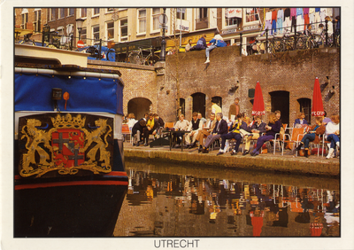 601959 Gezicht op een werfterras langs de Oudegracht te Utrecht ter hoogte van het huis Oudegracht 124 (rechts); links ...